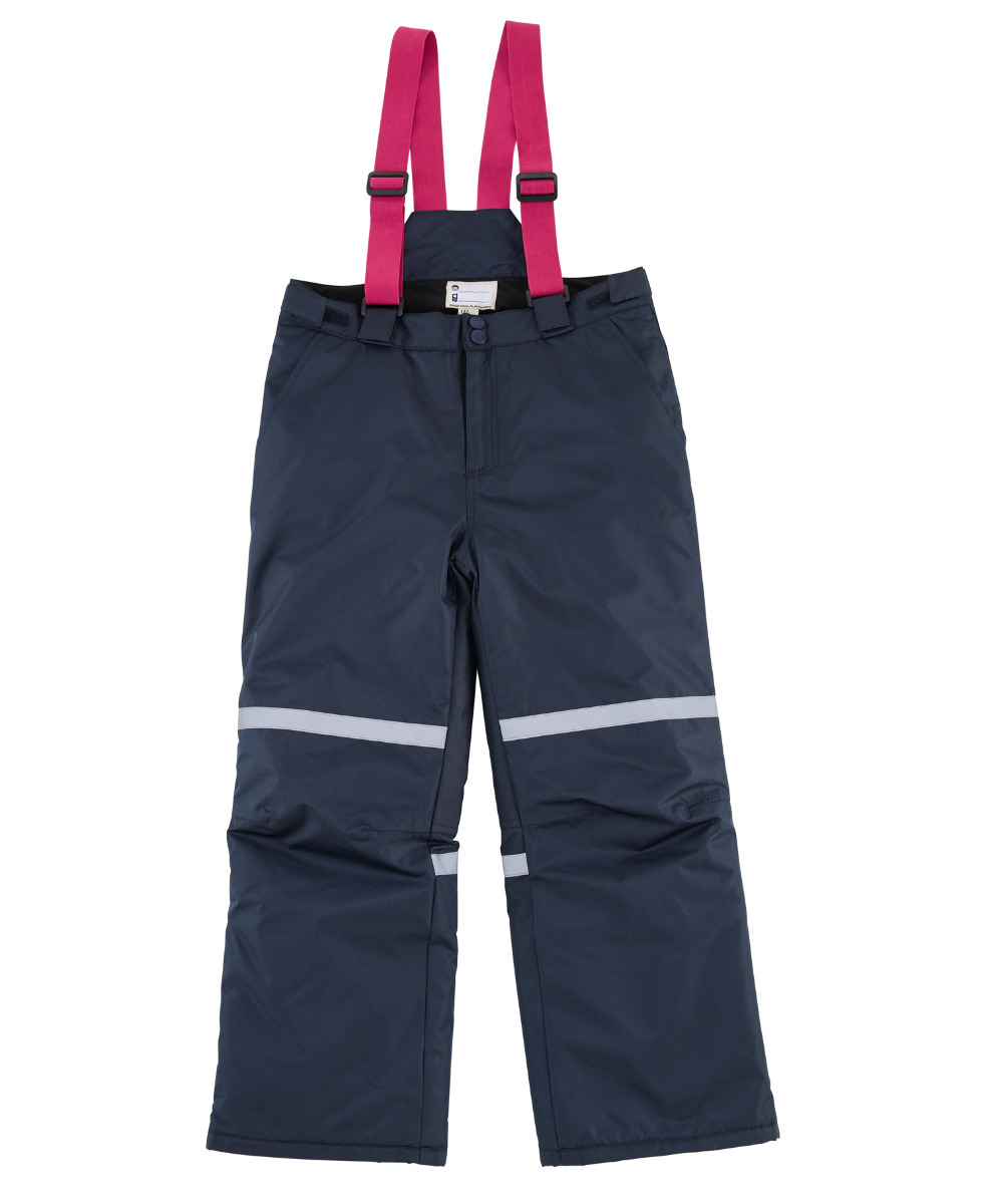 Barn i vinterklær i snølandskap